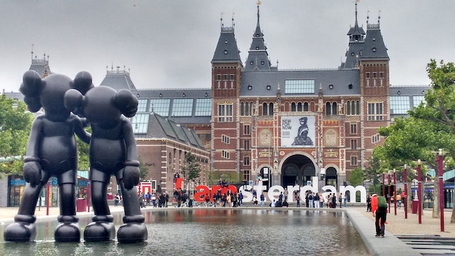 Verken unieke architectuur tijdens een canal cruise door Amsterdam